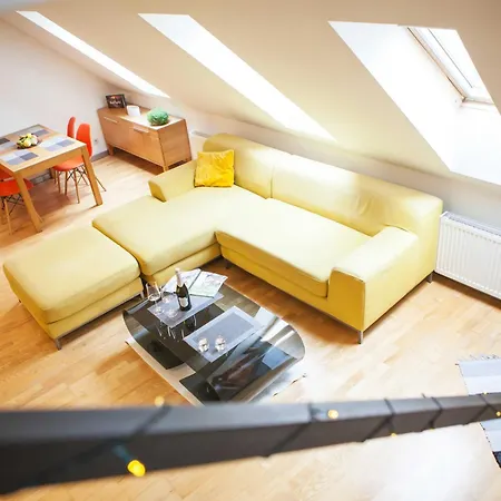 Dolná - Mezonetový Na Námestí Pre 4 Apartamento