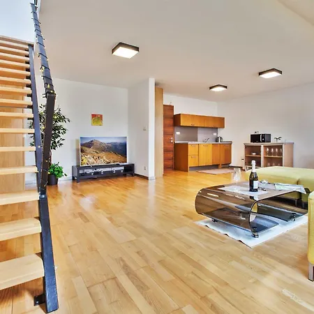 Dolná - Mezonetový Na Námestí Pre 4 Apartamento Banská Bystrica