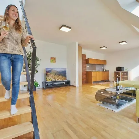 Dolna - 2 Floor In Direct Centrum, Air-conditioning, Balcony דירה באנסקה ביסטריצה